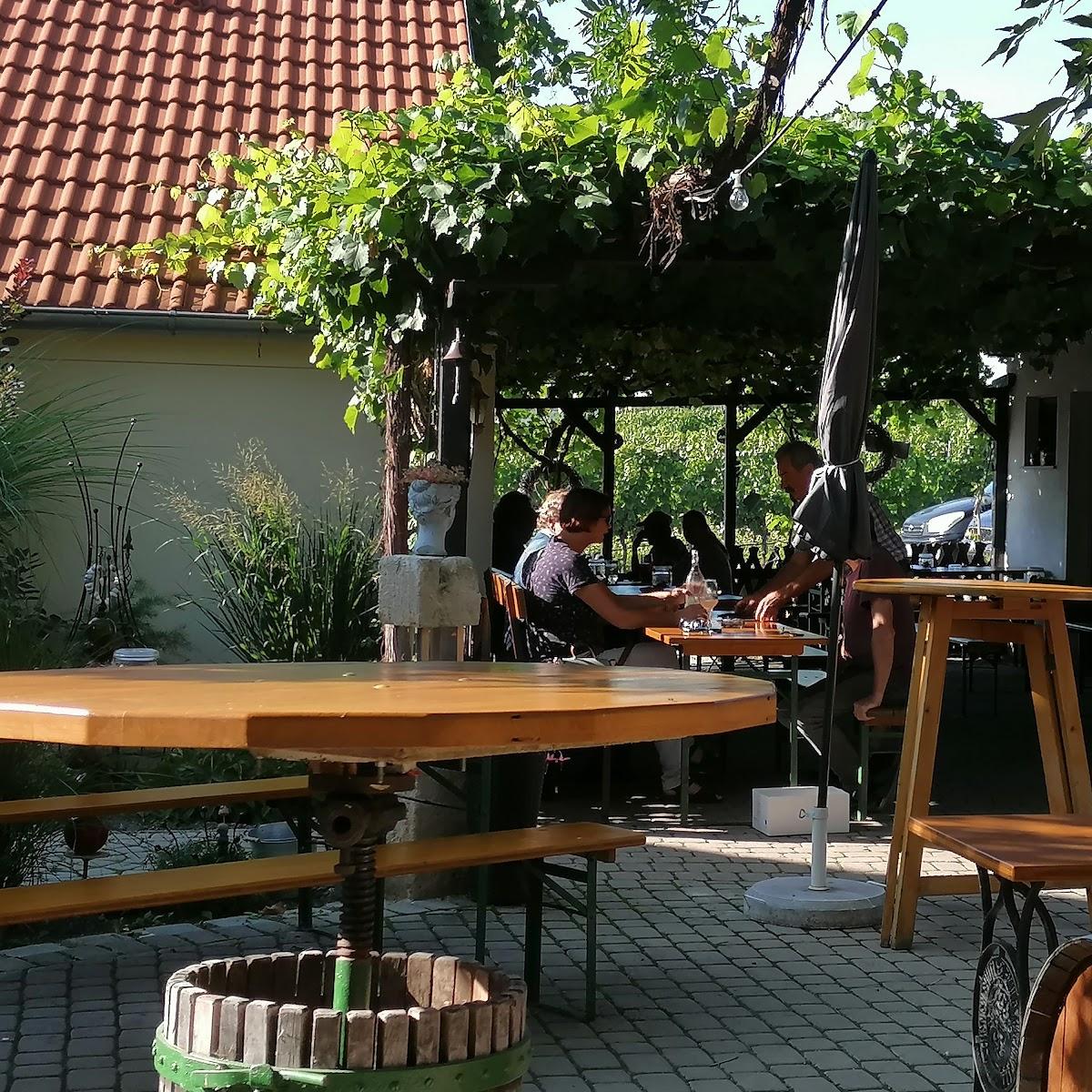 Restaurant "Weinbau und Heuriger Winter" in Unterretzbach