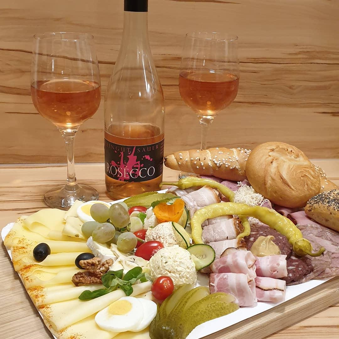 Restaurant "Heuriger Sauer" in Unterolberndorf