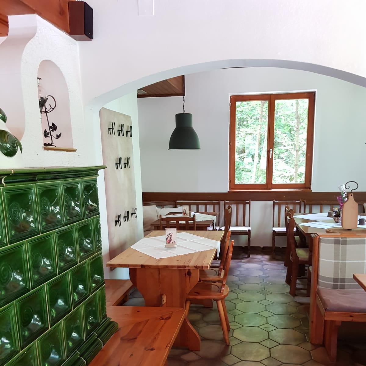 Restaurant "Waldgasthaus Martinsklause" in Mistelbach