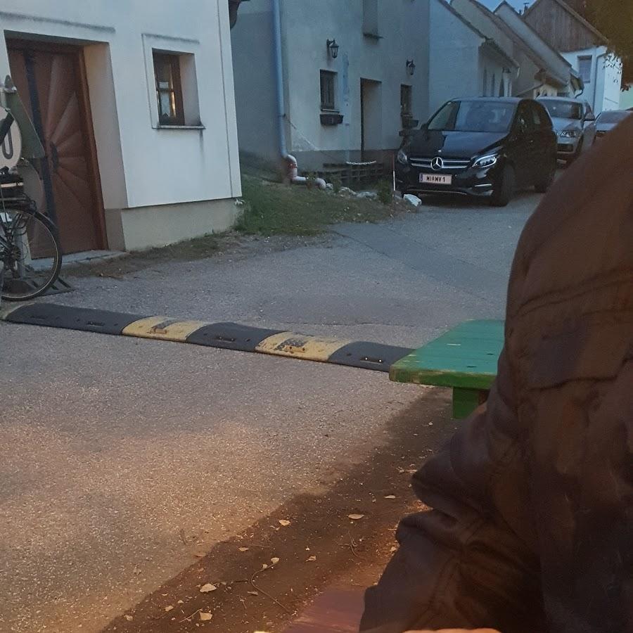 Restaurant "Heuriger Fam. Fröschl Ernst" in Staatz-Kautendorf