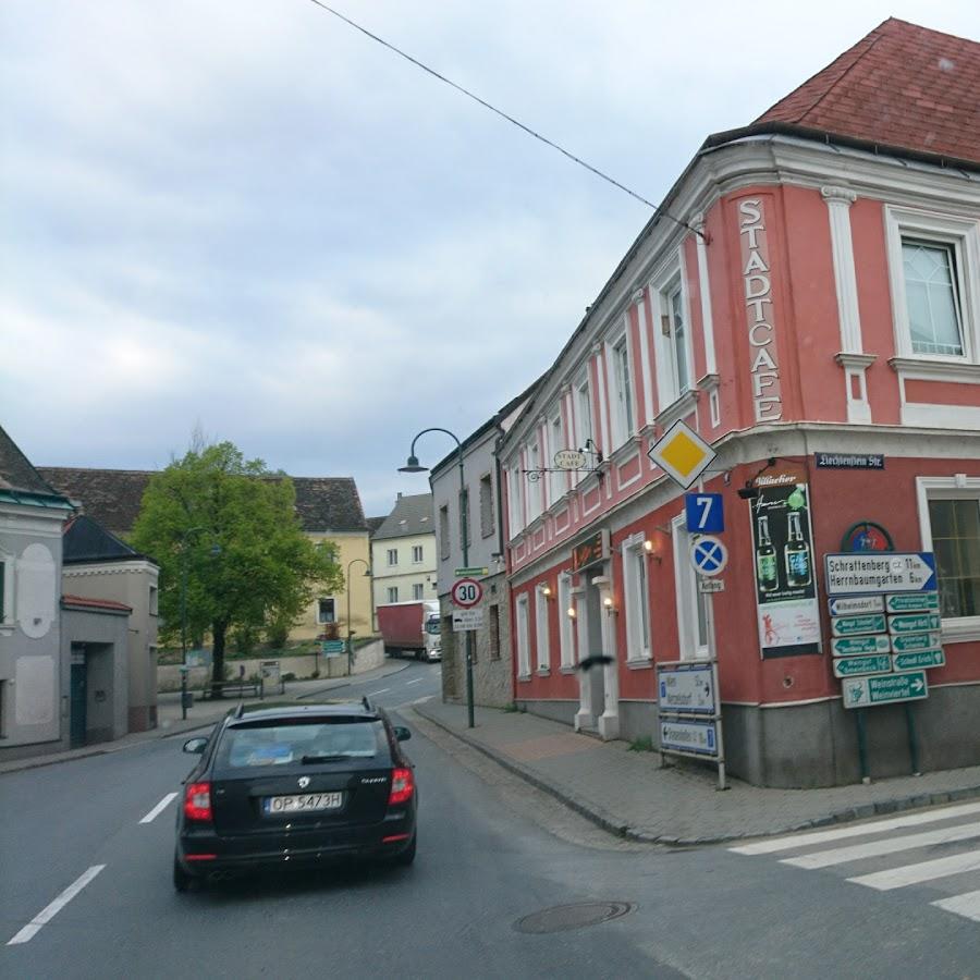Restaurant "Stadtcafe Holiday-Dancing" in Poysdorf