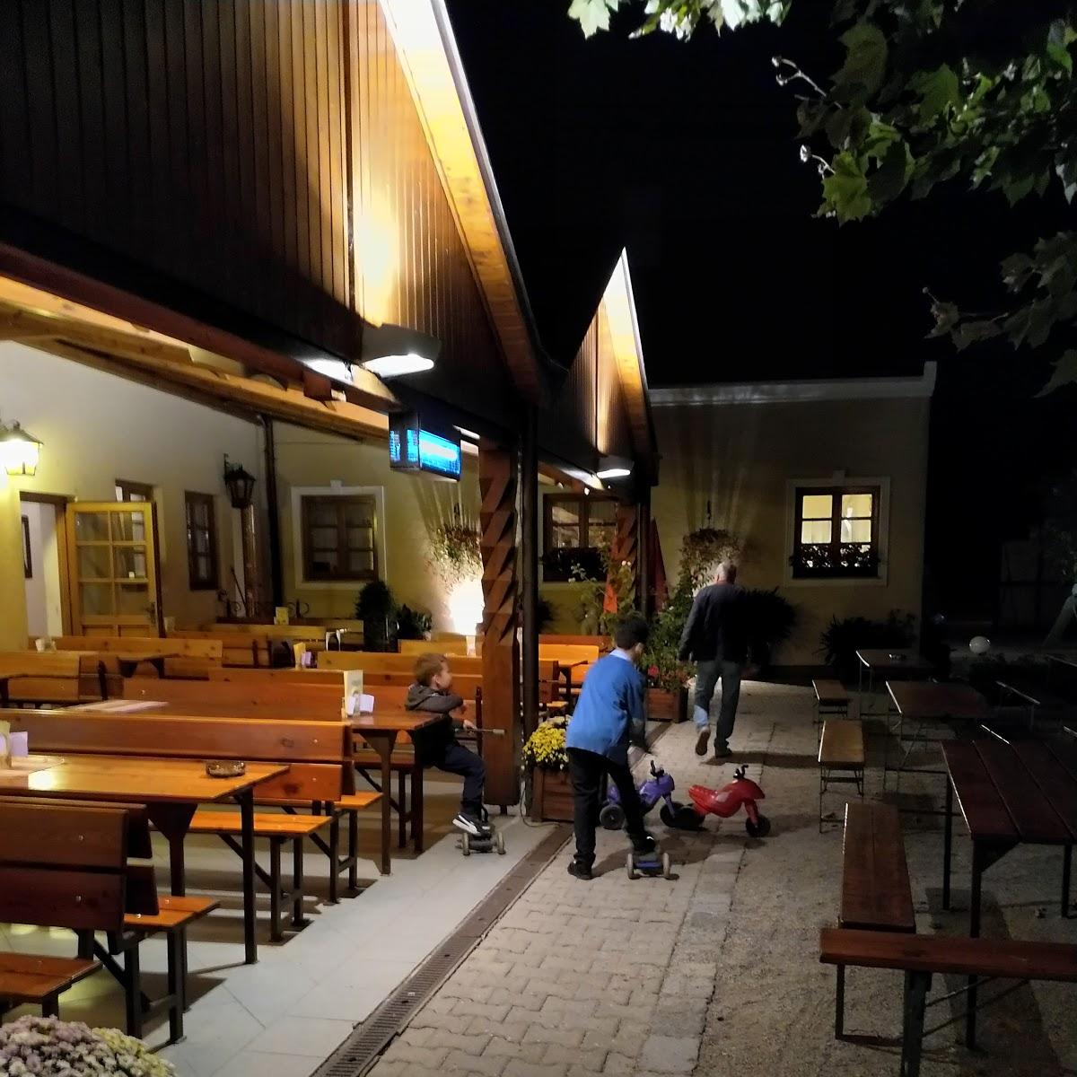 Restaurant "Schrank Heuriger Restaurant" in Hennersdorf bei Wien