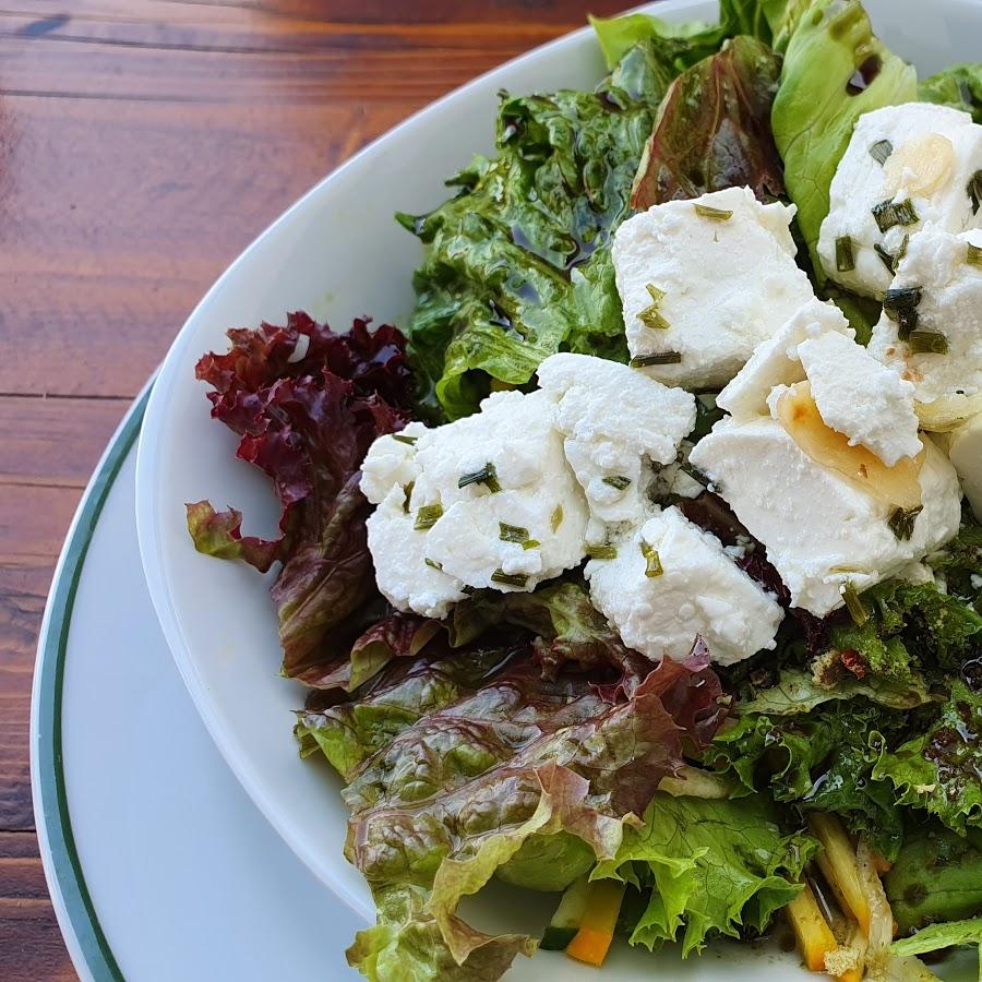 Restaurant "Weinbau Fam. Semlinger Heuriger  Zur Sonnenuhr " in Höflein bei Bruck an der Leitha