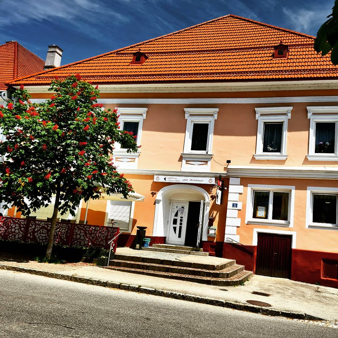 Restaurant "Gasthof zum Goldenen Adler - Katharina Schoißengeyr" in Sankt Peter in der Au-Markt