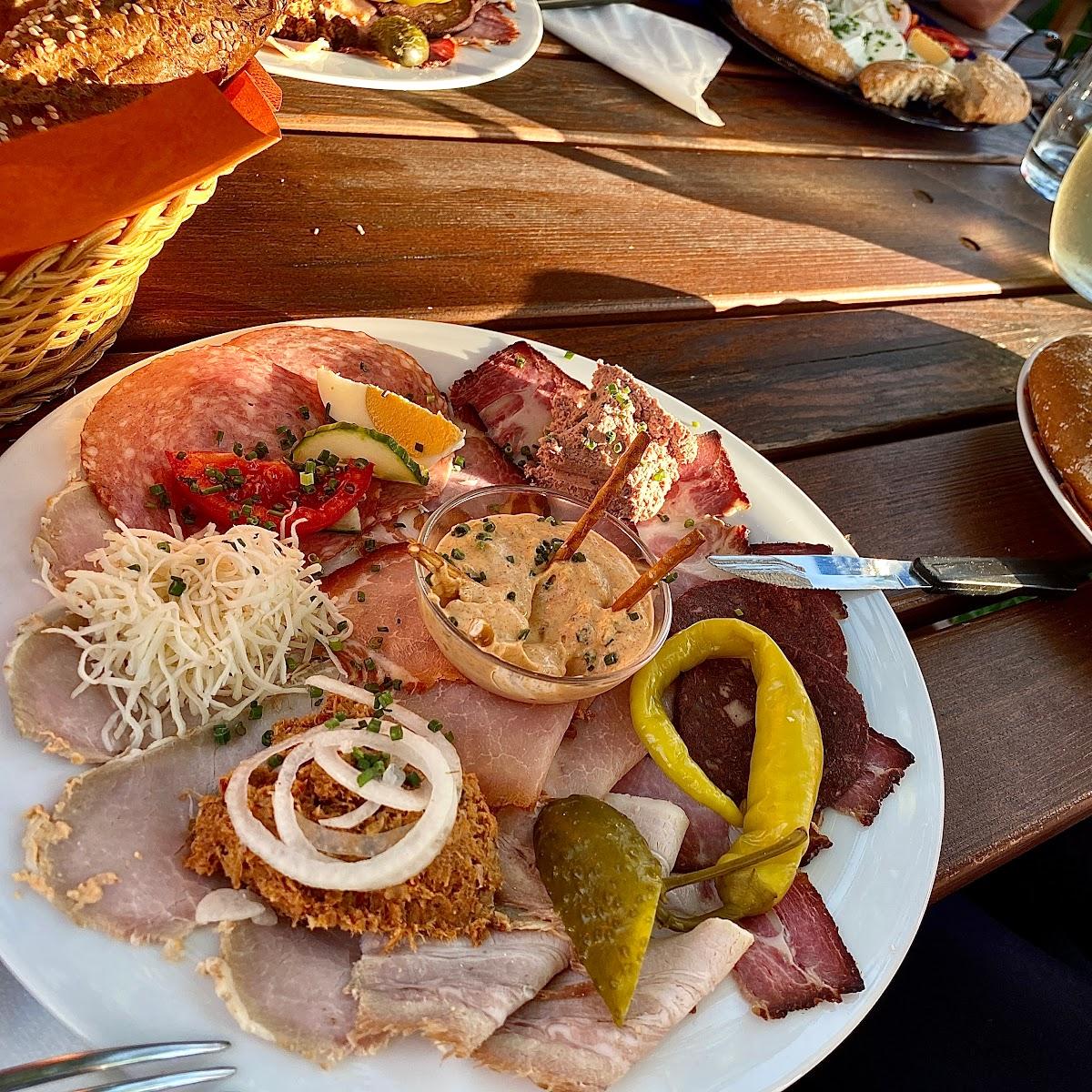 Restaurant "Heurigen Familie Hanifogl-Niehsner" in Mautern an der Donau
