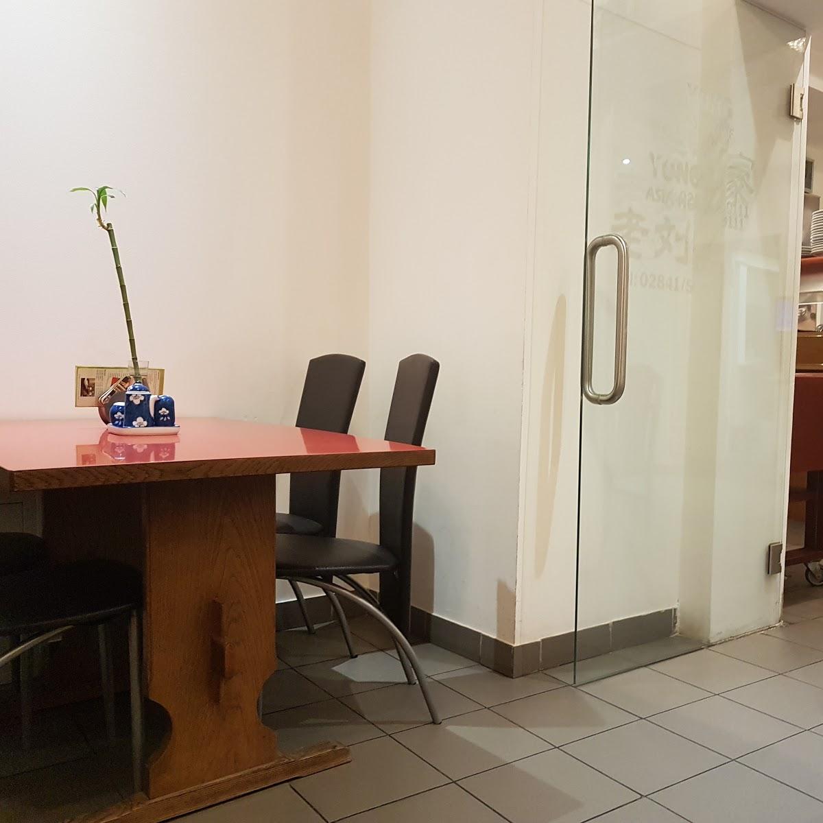 Restaurant "LIU YONG" in Vitis