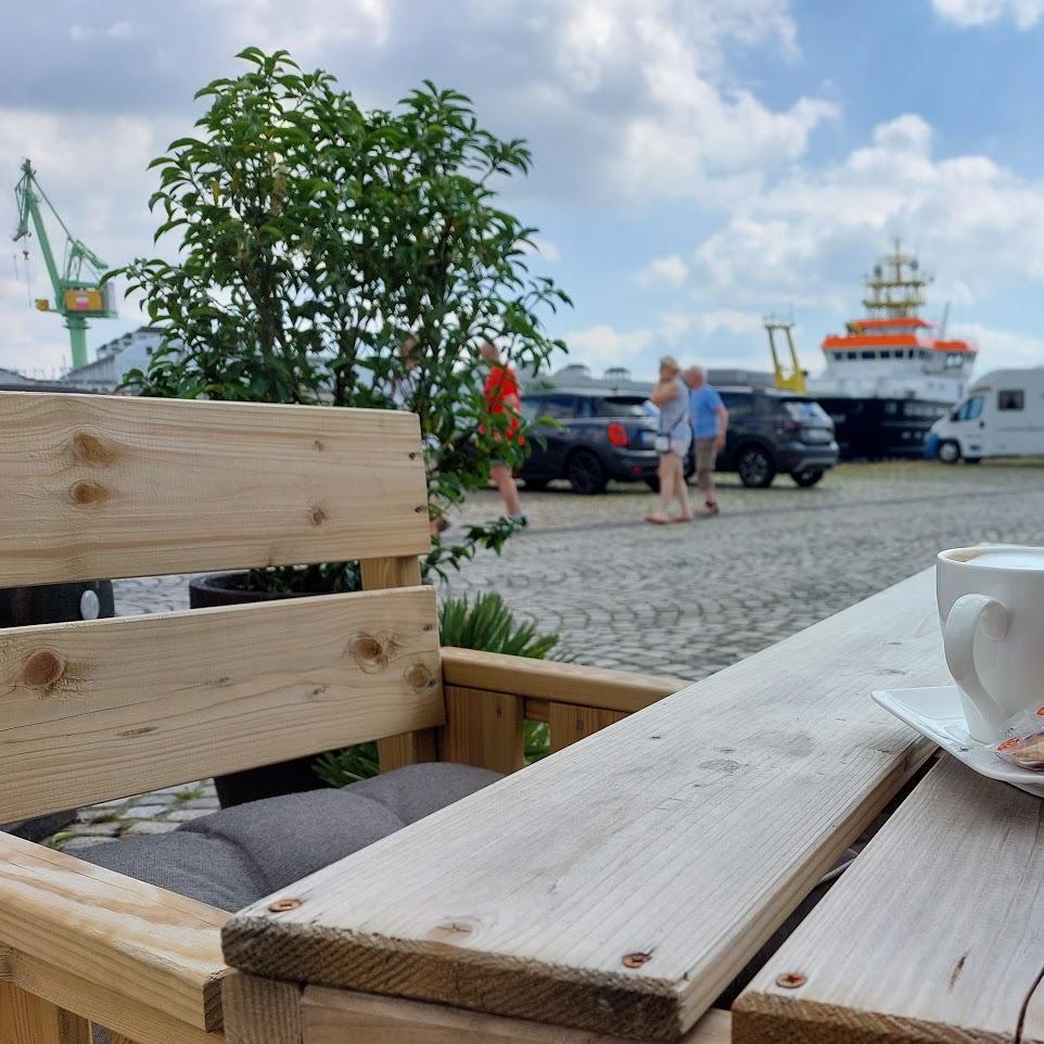 Restaurant "Alberts am Platz - Eine moderne Fischereihafen-Bar mit einzigartigem, historischen Ambiente in" in Bremerhaven
