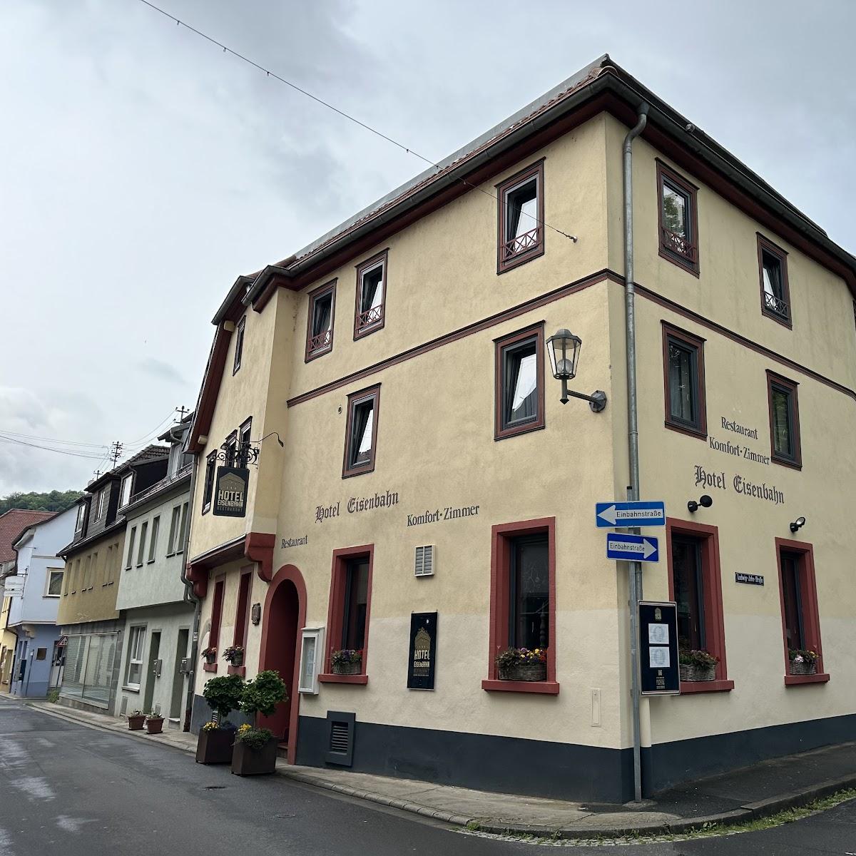 Restaurant "Hotel Eisenbahn & Mi Arequipa – peruanisches Restaurant mit französischem Café in" in Karlstadt