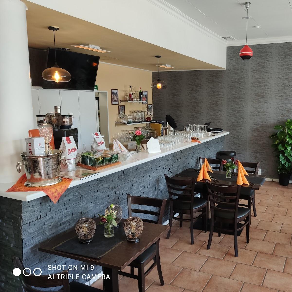 Restaurant "Bistro Petite Tini -Durchgehend Warme Küche -" in Laboe