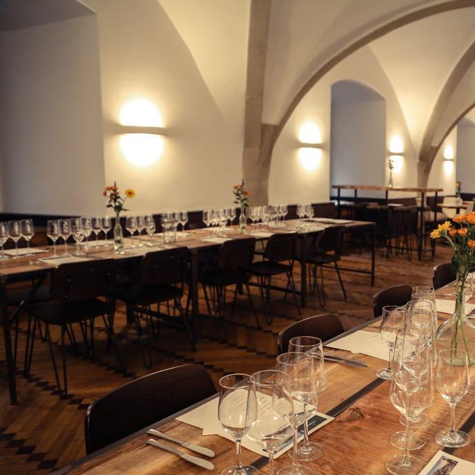 Restaurant "Lump, Stein und Küchenmeister - die Weinbar im Alten Hof" in München