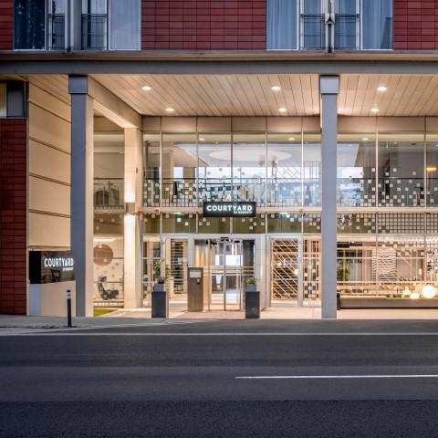 Restaurant "Kitchen and Bar at Courtyard" in Linz