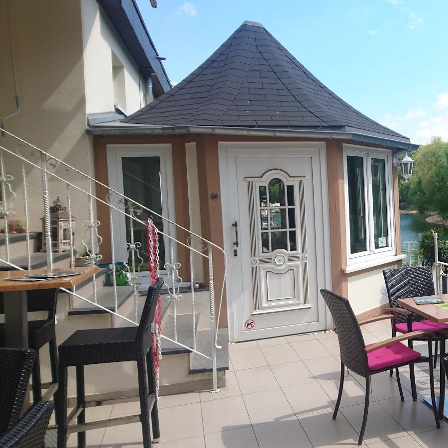 Restaurant "Café Hafenschlösschen am Yachthafen- Fähre Mondorf mit Terrasse im Sommer" in Niederkassel