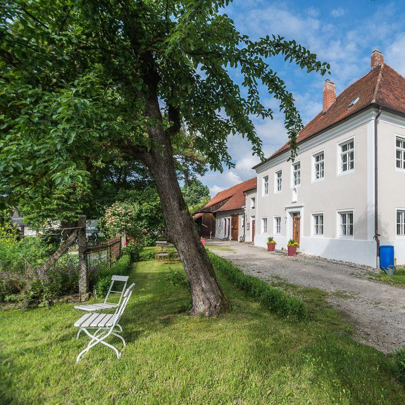 Restaurant "Historischer Pfarrhof Niederleierndorf - Ferienhaus in historischem Ambiente" in Langquaid