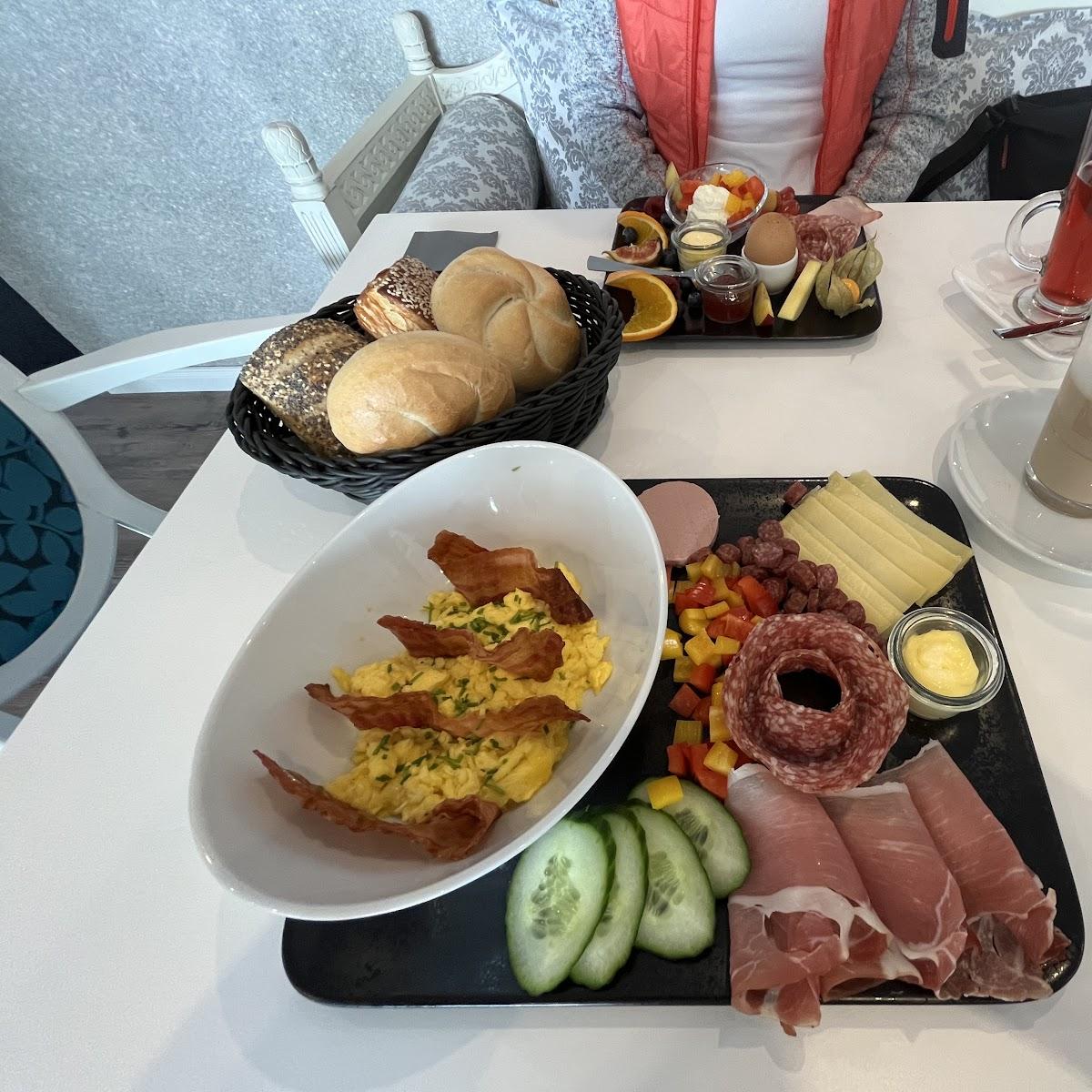 Restaurant "Zwoaraloa" in Schierling