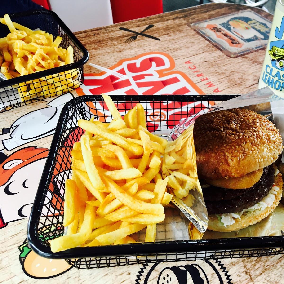 Restaurant "Chuck and Larry