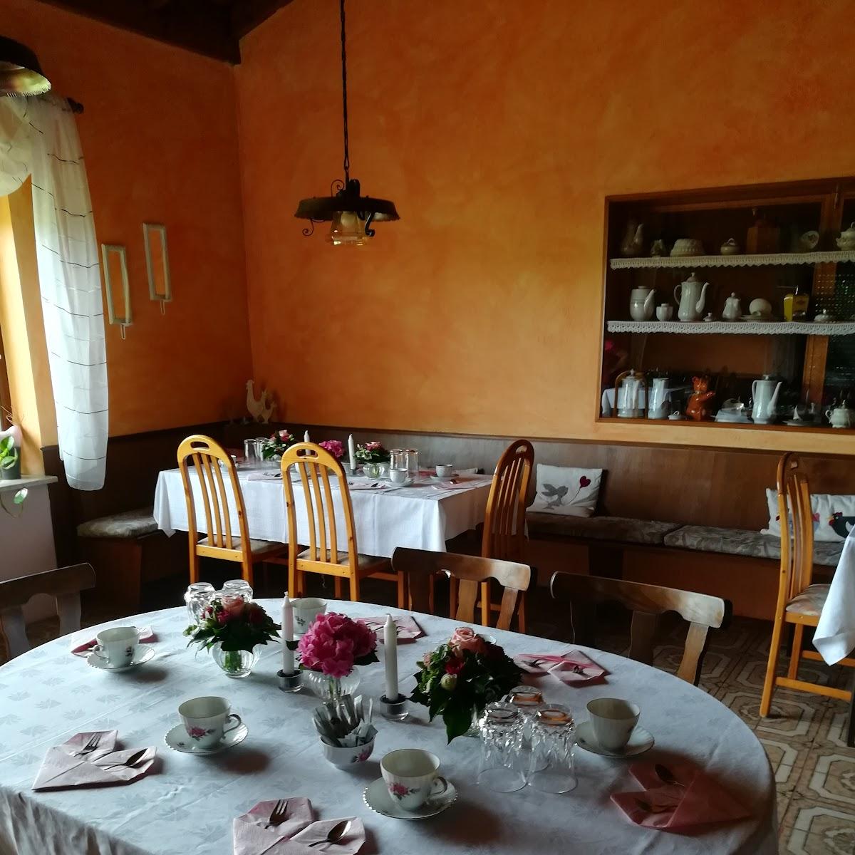 Restaurant "Cafe zum süßen Huhn" in Aidlingen