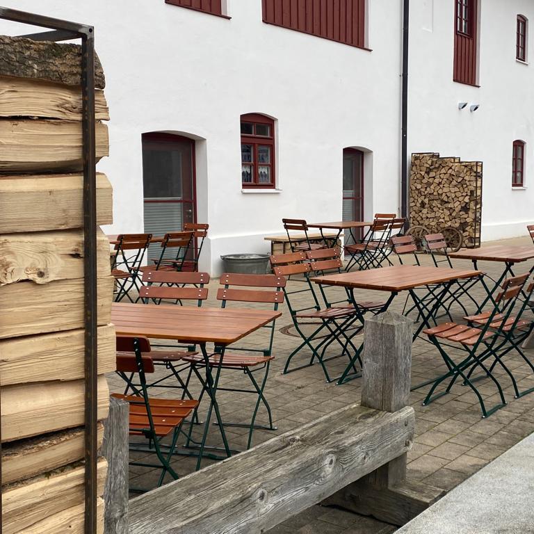 Restaurant "Café Komod" in Geisenhausen