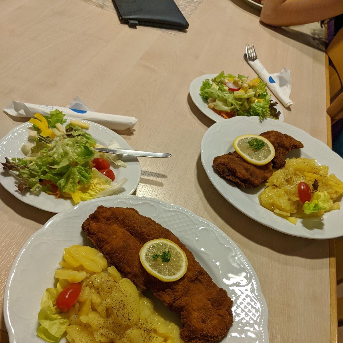 Restaurant "Christa u. Leonhard Maier Gasthaus Zum Goldenen Stern" in Munningen