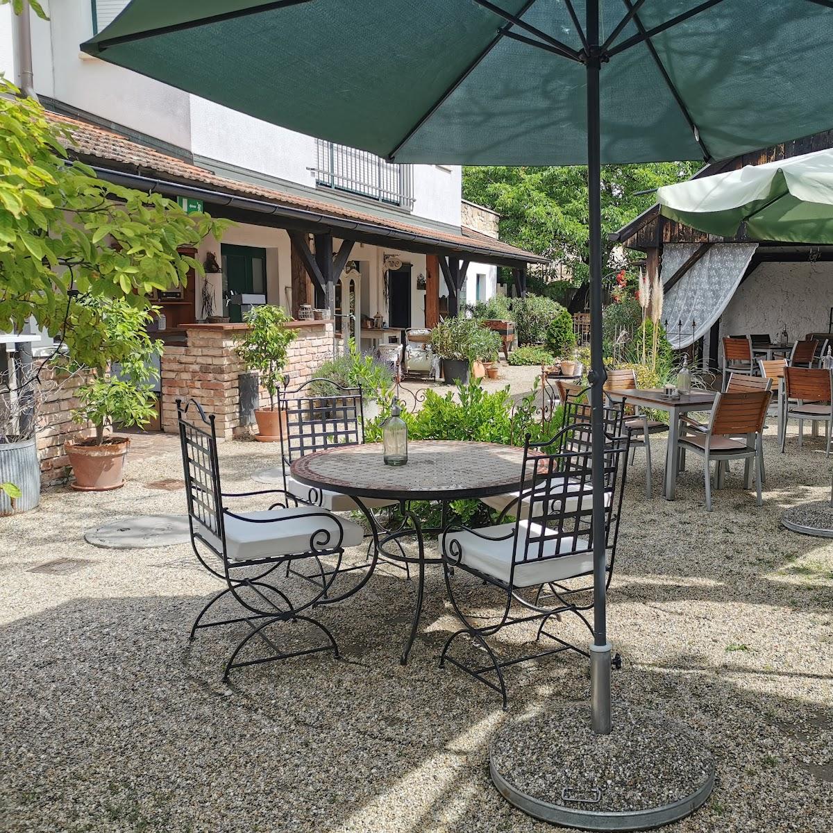 Restaurant "sWohnzimmer - Vintage Lokal" in Sankt Margarethen im Burgenland