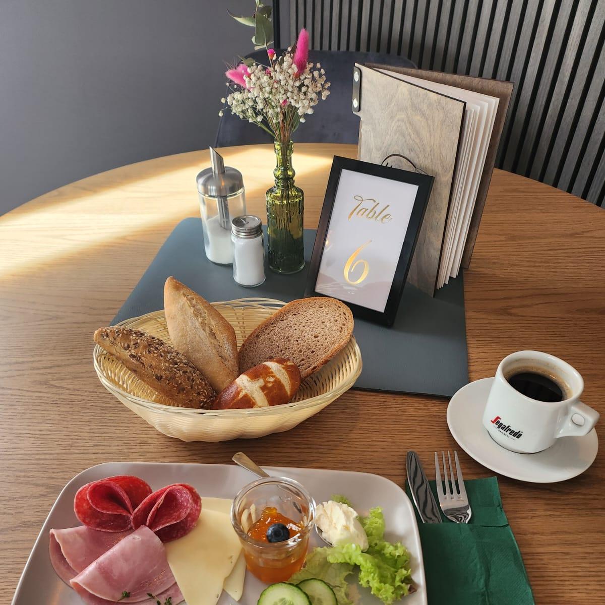 Restaurant "Holzi‘s Café Bistro Bar" in Scheinfeld