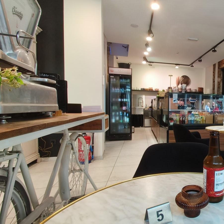 Restaurant "MAMAN" in Huy