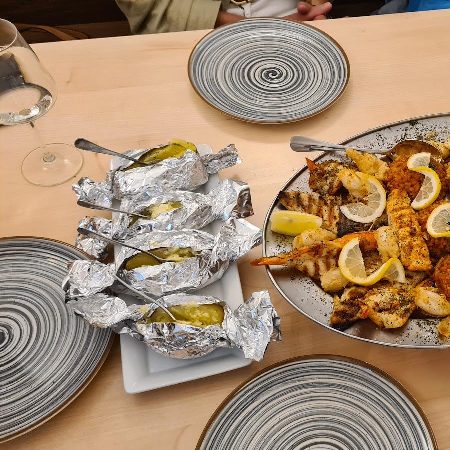 Restaurant "Akropolis" in Rain