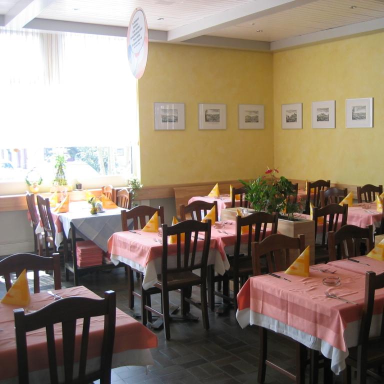 Restaurant "Restaurant Pizzeria Schönthal & Kullat e Junikut" in Füllinsdorf