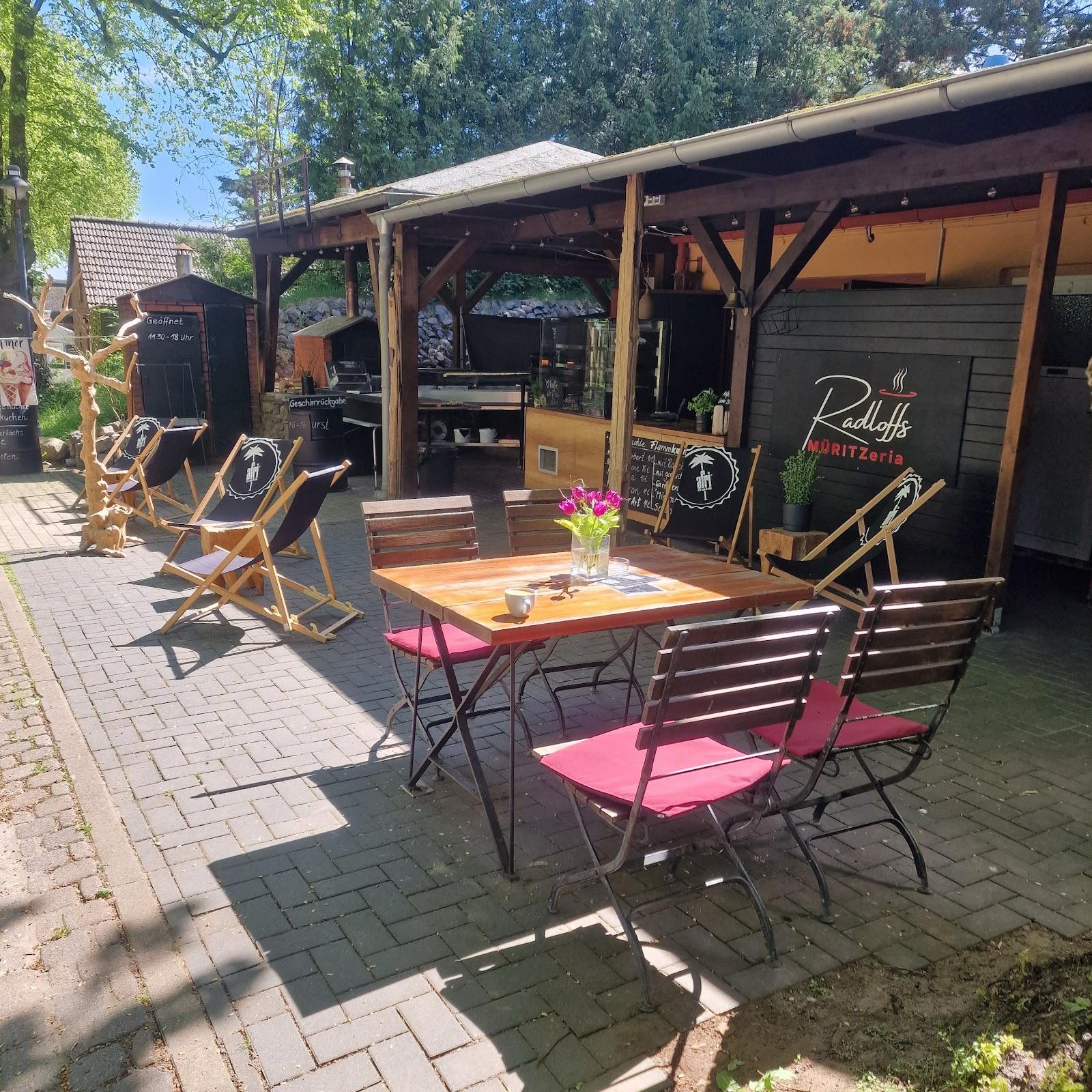 Restaurant "Radloffs MÜRITZeria … Fischräucherei & Flammkuchenhaus am er Hafen" in Sietow