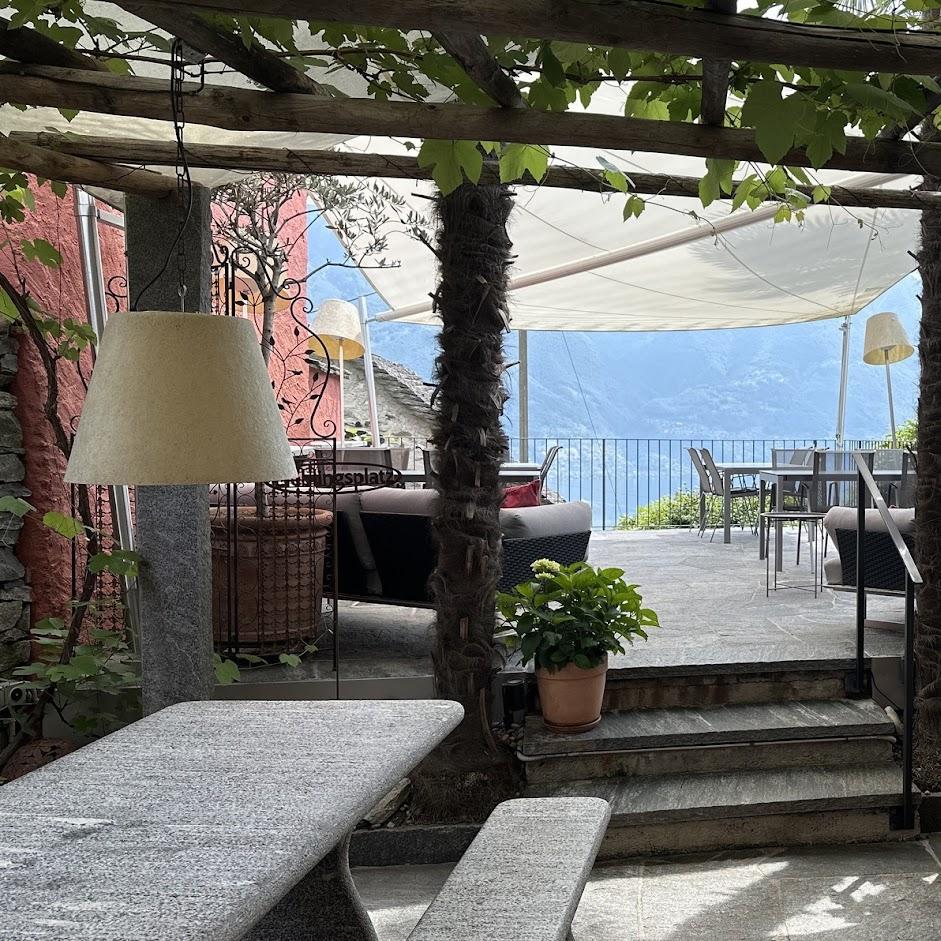 Restaurant "Senza Punti" in Contra