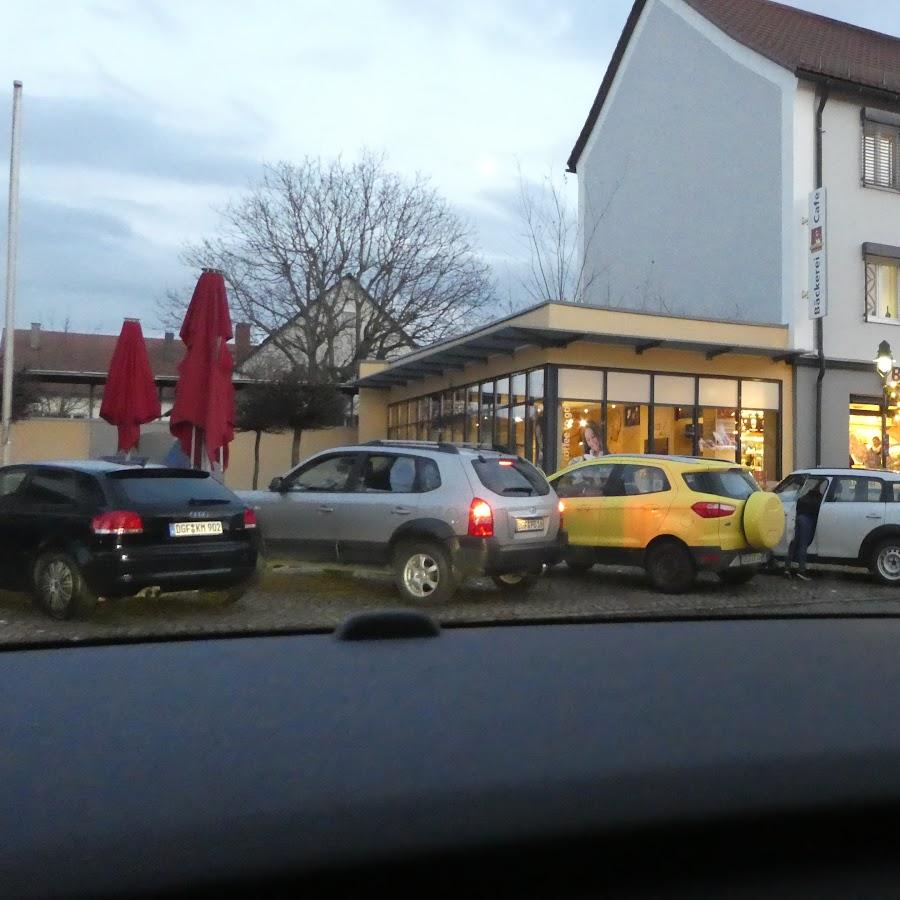 Restaurant "Gäubodenbäcker Hahn Café" in Wallersdorf