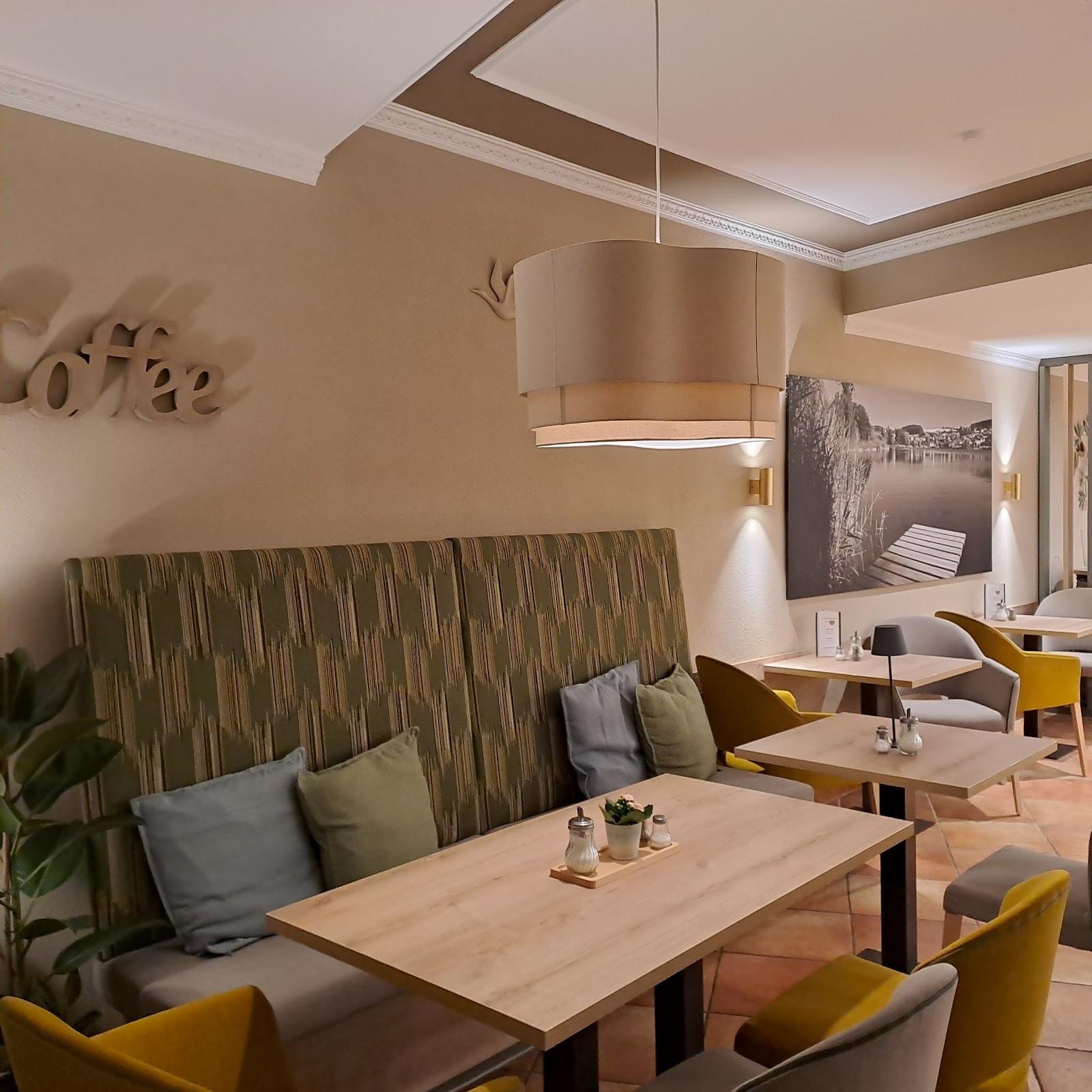 Restaurant "Café Maarblick Familie Lenerz" in Schalkenmehren