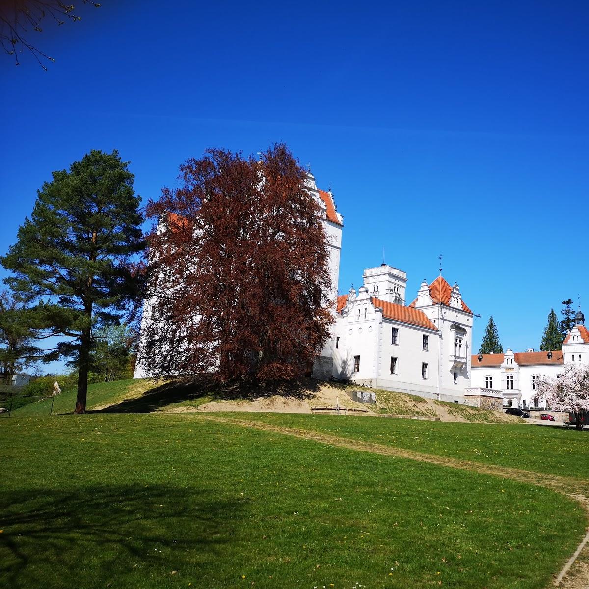 Restaurant "Gasthof zum grünen Baum" in  Land