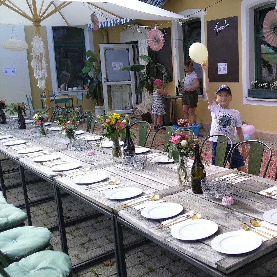 Restaurant "Tropical Station" in Übersee