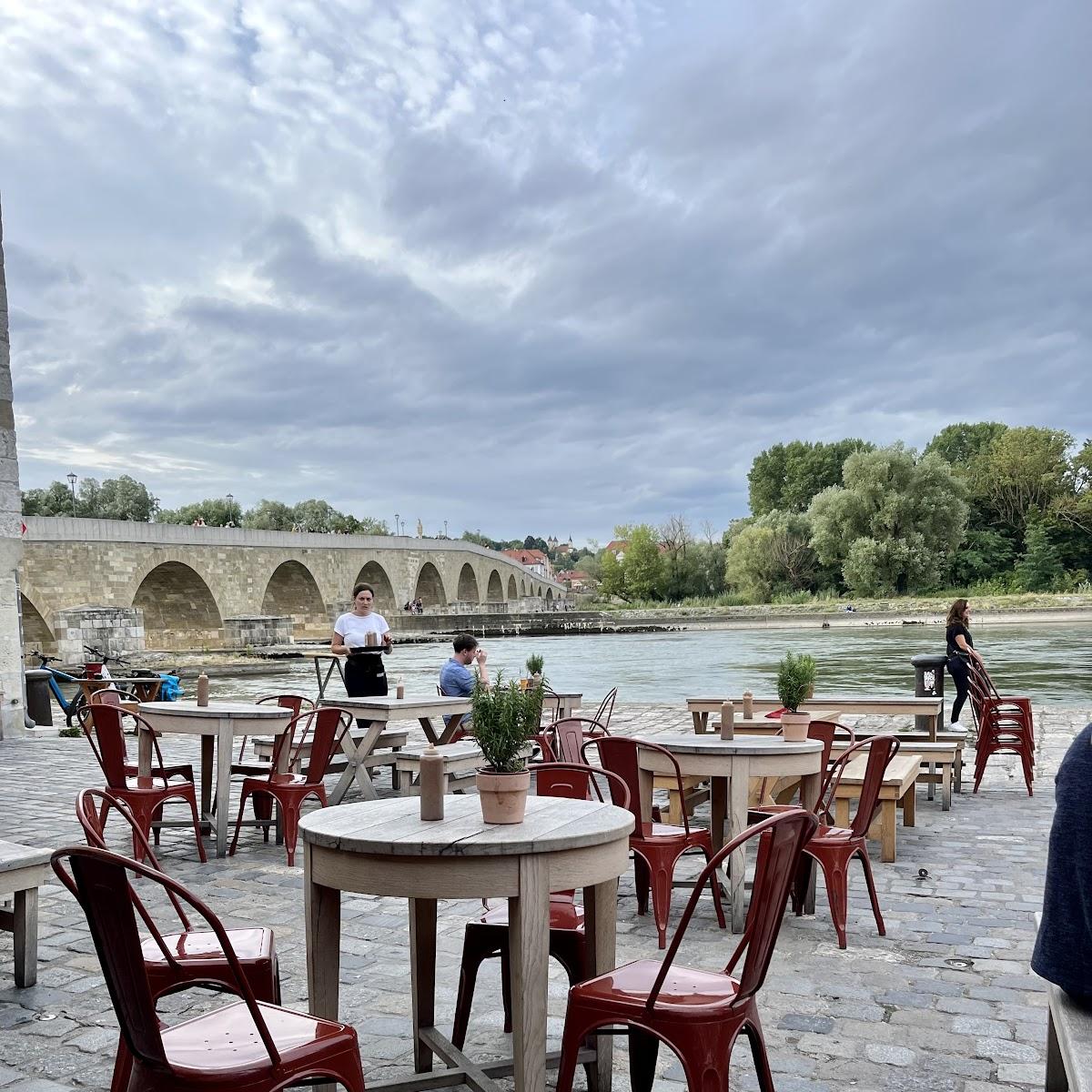 Restaurant "Historische Wurstkuchl" in Regensburg