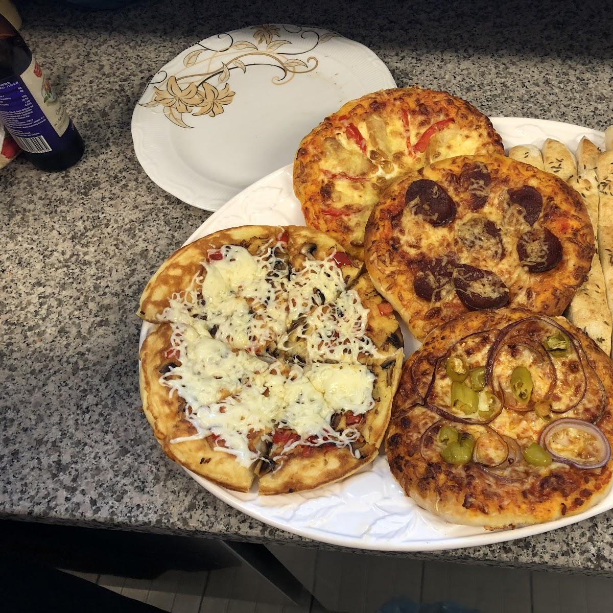 Pizza mit Salami und Champignons Rezept
