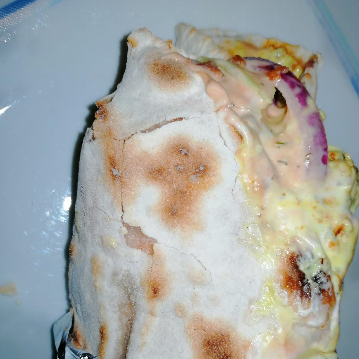 Lahmacun mit Hackfleisch und Salat Rezept